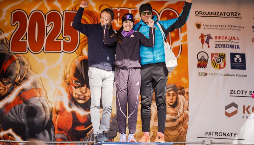 9. Bieg Uniwersytetu Medycznego we Wrocławiu - 4.10.2025 r. Uczestnicy biegu podczas dekoracji medalowej