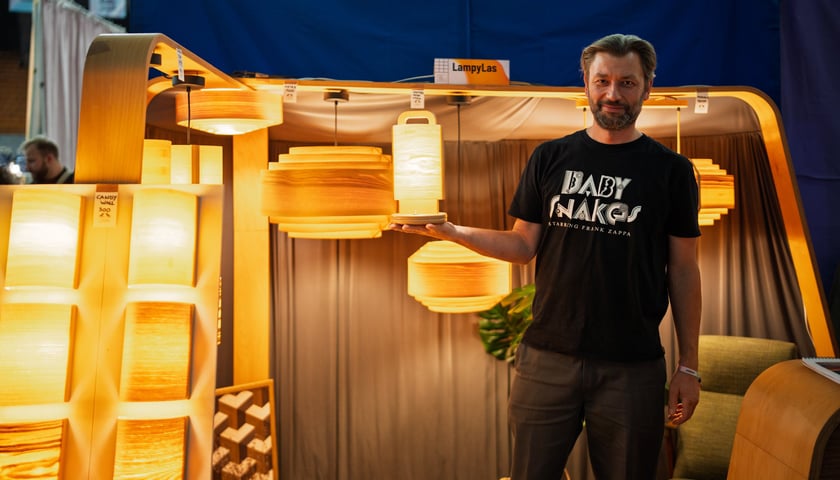 Targi Rzeczy Ładnych w Hali Stulecia, 4-5 października 2025 r., mężczyzna pokazuje produkty na Targach