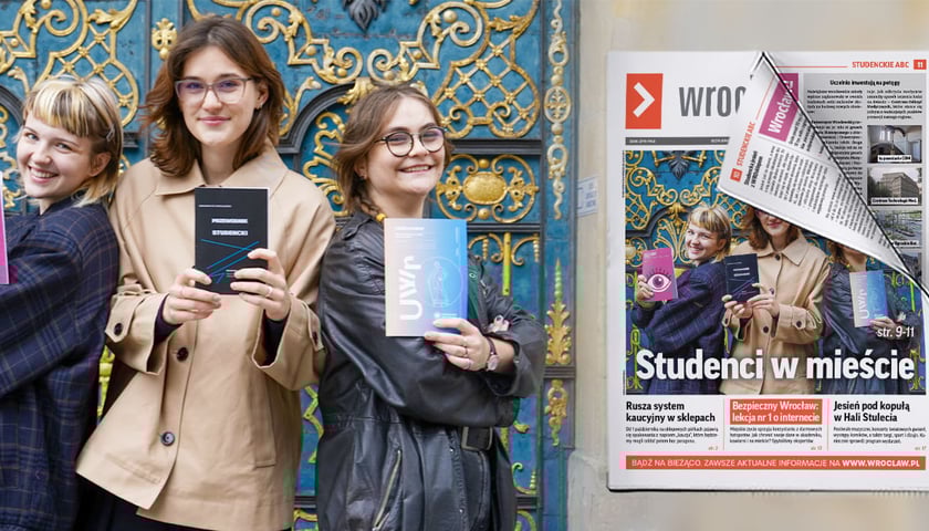 Trzy studentki na tle niebieskich drzwi ze złoceniami gmachu głównego Uniwersytetu Wrocławskiego