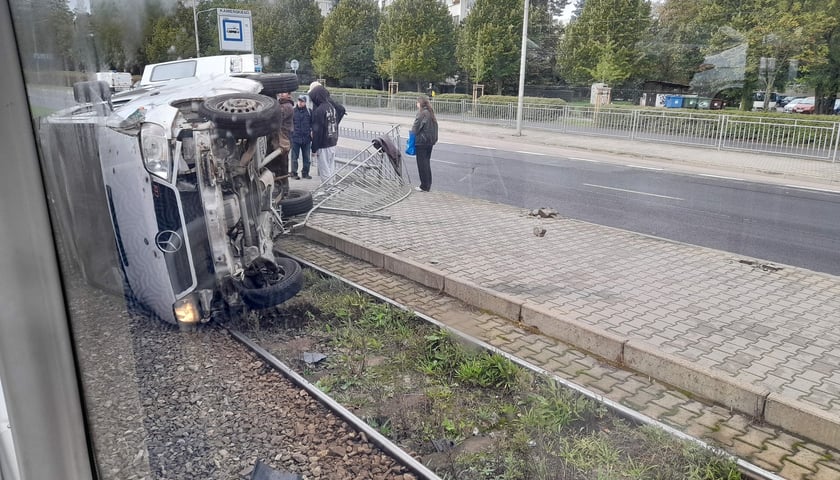 Przewrócony samochód blokuje torowisko na ul. Bałtyckiej