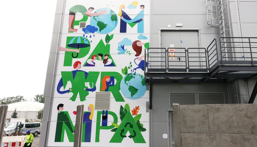 Na Wrompie powstał wielki mural autorstwa Magdaleny Osobińskiej odsłonięty latem ubiegłego roku