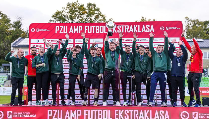 Drużyna piłkarzy Śląska Wrocław z pucharem za drugie miejsce w rozgrywkach ligi amp futbolu.