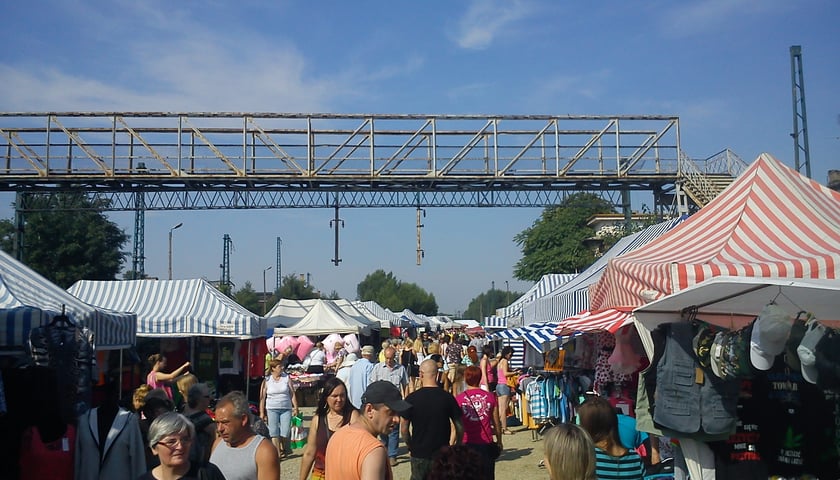 Zwykła handlowa niedziela na Dworcu Świebodzkim