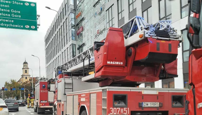 Wozy strażackie na placu Wróblewskiego 