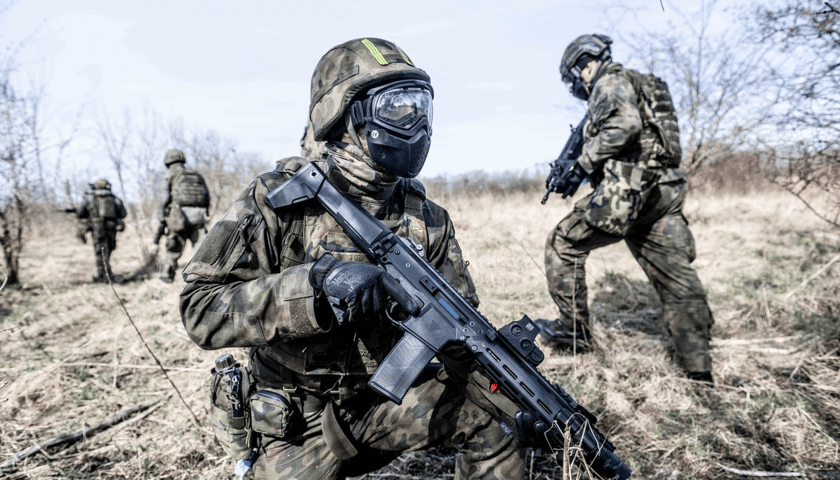 Mężczyźni w mundurach polowych. We Wrocławiu szkolenie „Trenuj z wojskiem” odbędzie się w sobotę 25 października w Akademii Wojsk Lądowych.