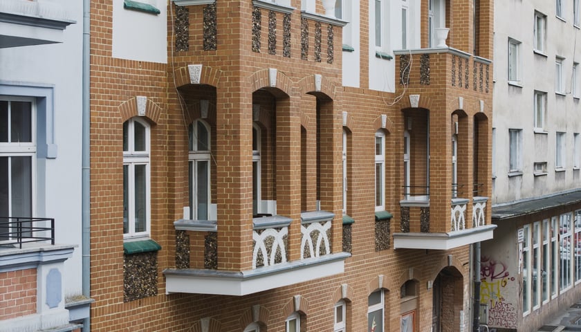 Widok na wyremontowany fragment fasady z wykuszami kamienicy wspólnotowej Daszyńskiego 41