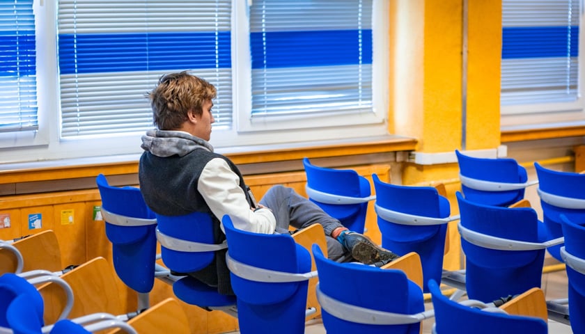 Choć osób mieszkających w "polu rażenia" jest ponad 500, w sali 130 w SP4 jest garstka osób