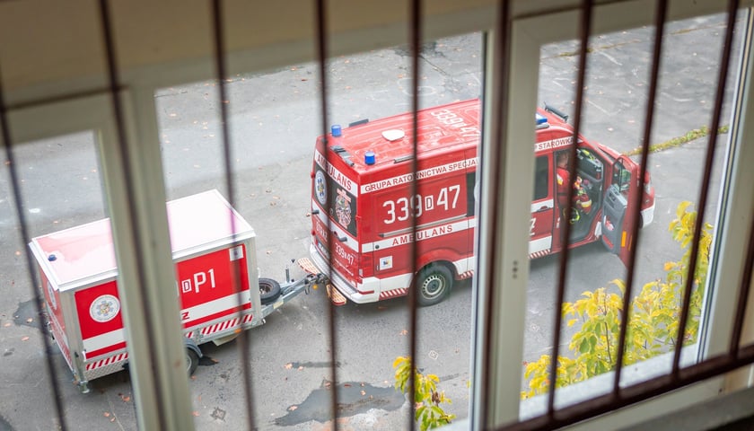 Wóz strażacki OSP Starówka na podwórku SP 4