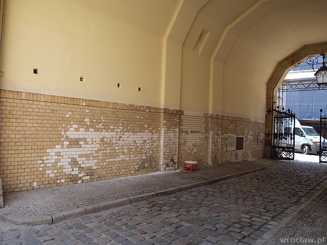 Brama przy synagodze otwarta [ZDJĘCIA]