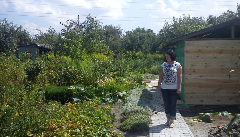 Co młodzi robią na działkach...