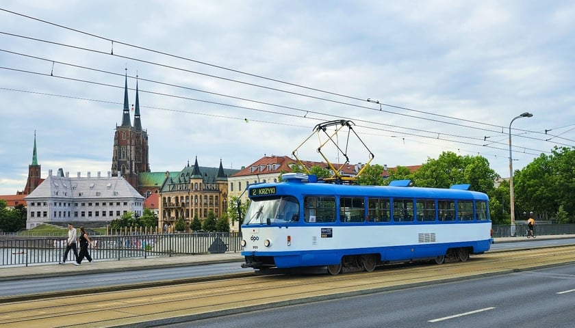 <p>Zabytkowy wagon Tatra T3 stanowi techniczną część turystycznego taboru</p>