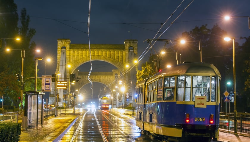 Zabytkowy tramwaj jadący nocą w stronę mostu Grunwaldzkiego we Wrocławiu