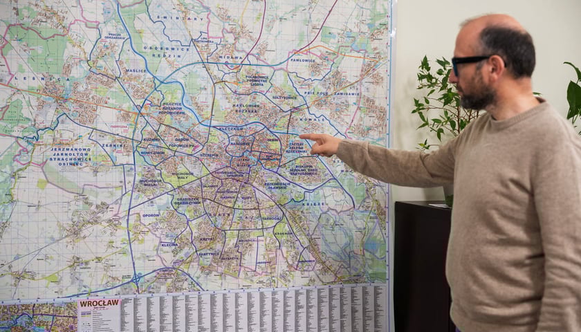 Jacek Pluta, zastępca dyrektora Departamentu Spraw Społecznych przy mapie Wrocławia z podziałem na jednostki pomocnicze.