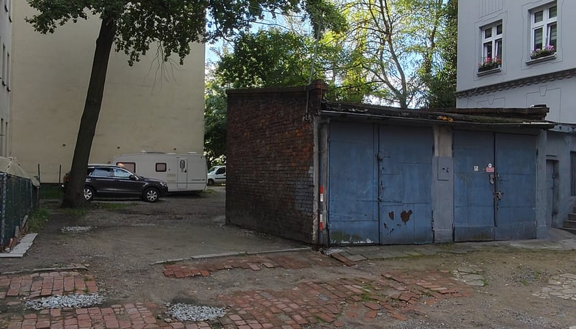 Podwórko przy Brzeskiej 25a we Wrocławiu, stan przed remontem