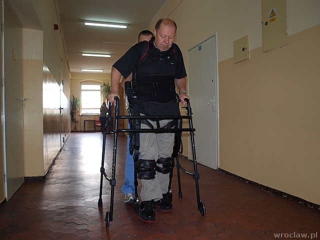 Egzoszkielet pomaga stanąć na nogi [ZDJĘCIA, WIDEO]