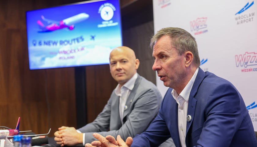 Cezary Pacamaj i Jozef Varadi, zdjęcie z konferencji prasowej Wizz Aira w Porcie Lotniczym Wrocław, 8 października 2025