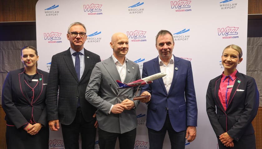 Zdjęcie z konferencji prasowej Wizz Aira w Porcie Lotniczym Wrocław, 8 października 2025