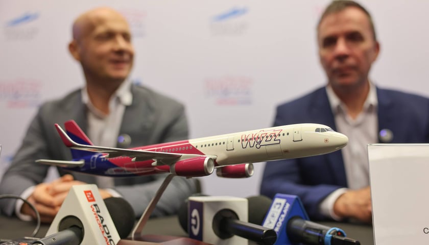 Zdjęcie z konferencji prasowej Wizz Aira w Porcie Lotniczym Wrocław, 8 października 2025