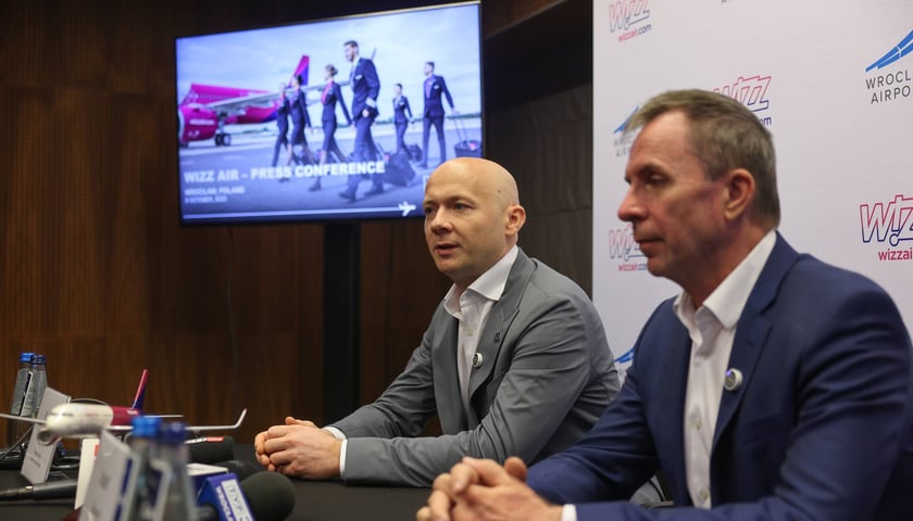 Cezary Pacamaj i Jozef Varadi, zdjęcie z konferencji prasowej Wizz Aira w Porcie Lotniczym Wrocław, 8 października 2025