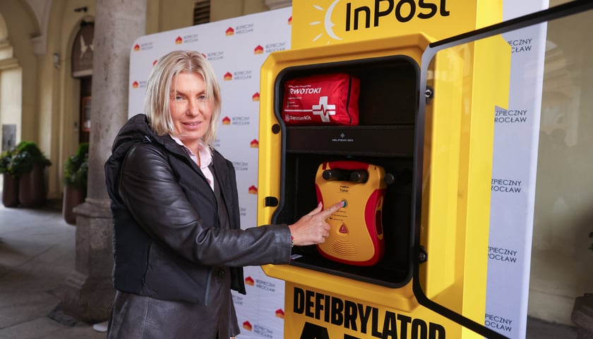 Renata Granowska, wiceprezydent Wrocławia: W przypadku nagłego zatrzymania krążenia kluczowe są pierwsze minuty, a szybka defibrylacja wielokrotnie zwiększa szanse przeżycia.