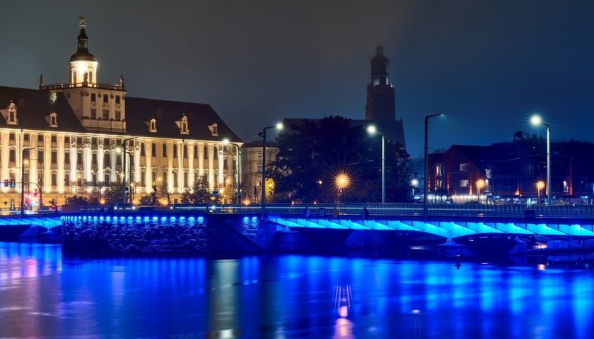 Światło mostu Uniwersyteckiego odbijające się w wodzie Odry, 8 października 2025