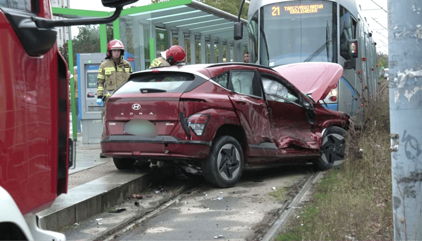 Zderzenie samochodu osobowego z tramwajem na ul. Świeradowskiej we Wrocławiu