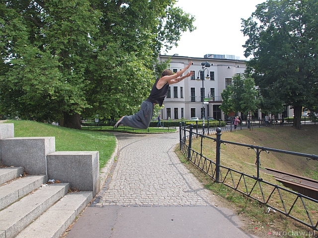 Parkour, czyli przeskoczyć miasto [ZDJĘCIA, WIDEO]