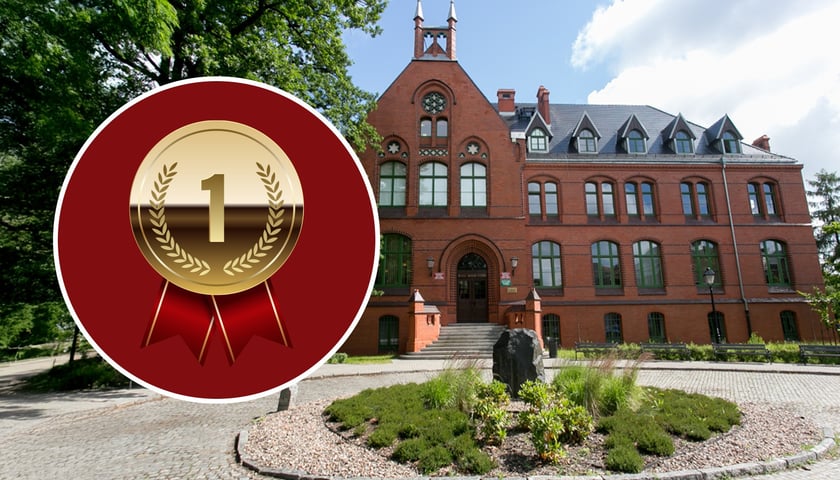 Uniwersytet Medyczny we Wrocławiu. Na zdjęciu w tle wielki, historyczny budynek