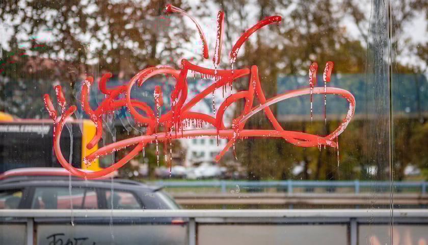 Ekipa MPK czyści przystanki