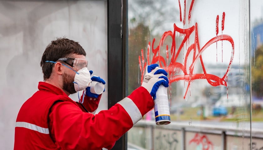 Czyszczenie wiaty przystankowej MPK 