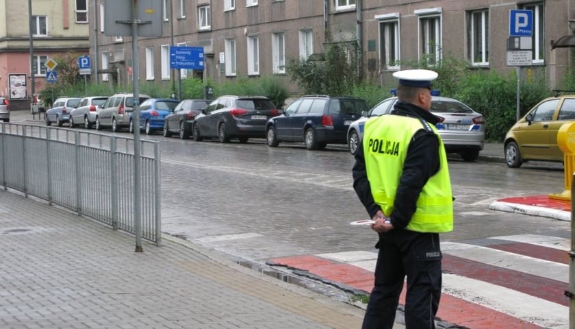 Policjanci i strażnicy przed szkołami [LISTA MIEJSC]