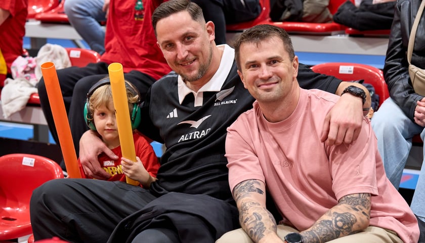 Kibice na trybunach podczas meczu Ślęzy z Beroe (9 października). Po prawej siedzi wrocławianin Jakub Głogowski, długo związany z Panthers Wrocław, który niedawno został dyrektorem komunikacji w Polskim Związku Koszykówki. Korzystając z okazji, Kubie życzymy powodzenia na nowej drodze zawodowego życia.