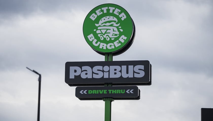 Przy ulicy Czekoladowej mieści się pierwsza w Polsce restauracja Pasibusa drive thru. Na zdjęciu oznaczenie nowej restauracji.
