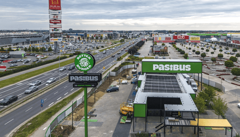 Lokalizacja restauracji Pasibus Drive Thru, w tle Aleja Bielany.