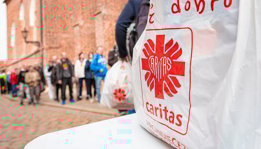 Zdjęcie ilustracyjne, archiwalne z rozdawania przez Caritas paczek z żywnością 