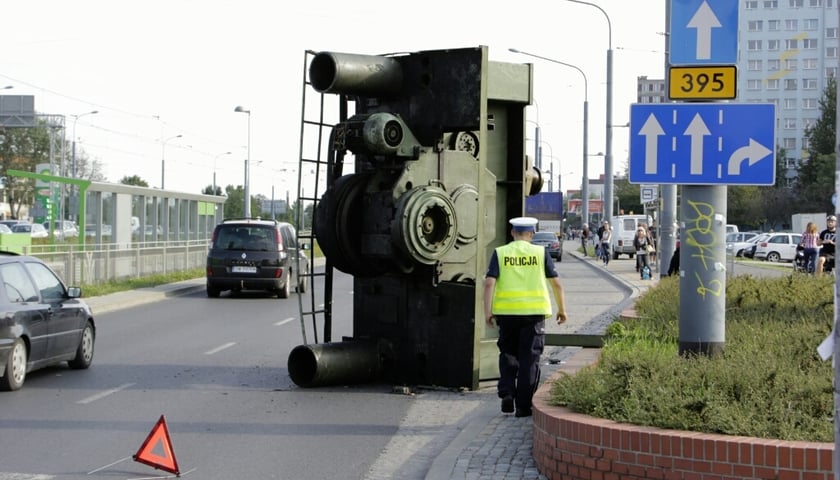 Metalowy element utrudniał ruch na Bardzkiej [WIDEO, ZDJĘCIA]
