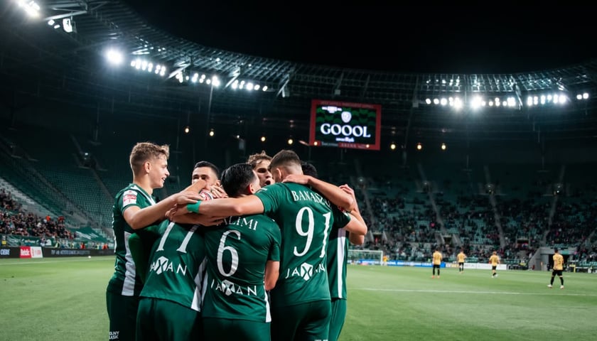 Grupa piłkarzy WKS Śląsk Wrocław na boisku pod zdobyciu bramki.