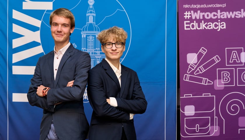 Zdjęcie portretowe Łukasza i Karola, uczniów III LO, na Uniwersytecie Wrocławskim, 9 października 2025