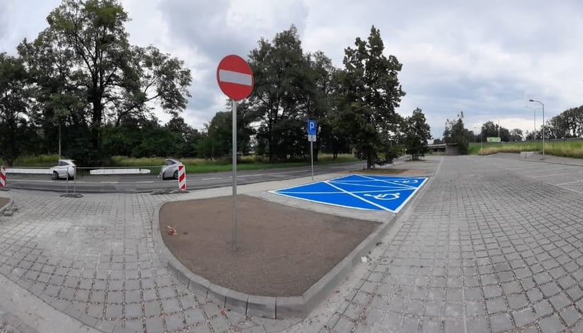 Oznaczone na niebesko dwa miejsca dla samochodów osób z niepełnosprawnościami na jednym z parkingów Park & Ride