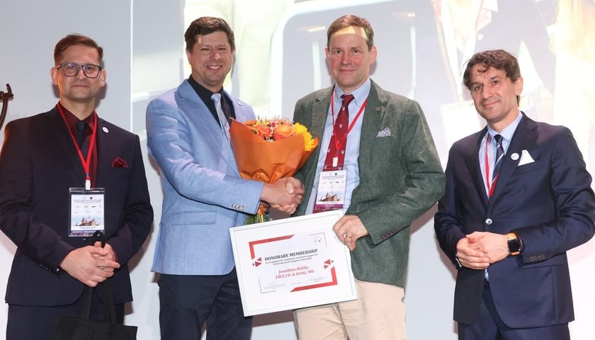 Czterech mężczyzn, uczestnicy XIII Zjazdu Polskiego Towarzystwa Chirurgii Ręki oraz III Zjazdu Polskiego Towarzystwa Terapii Ręki