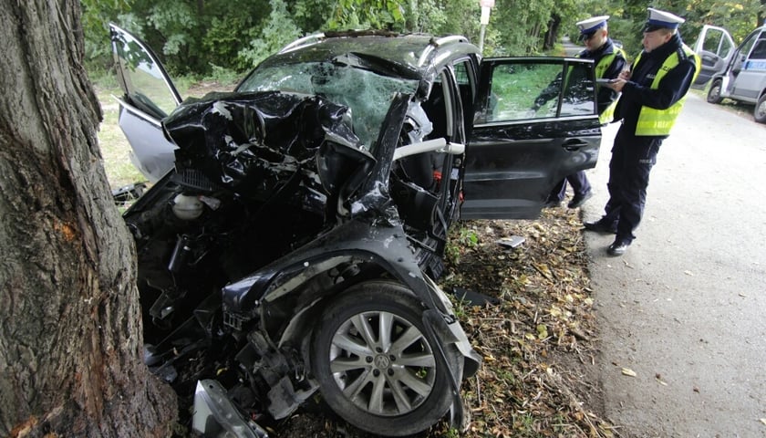 Auto rozbiło się na drzewie [AKTUALIZACJA]