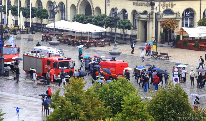 Alarm bombowy w banku na Rynku [ZDJĘCIA, WIDEO]