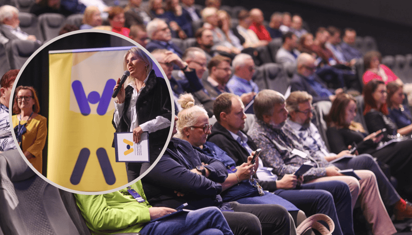 Ludzie słuchający na konferencji, w kółku Renata Granowska i Dorota Feliks