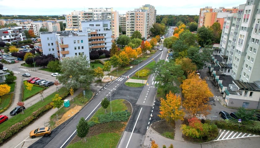 Budynki mieszkalne, ulice, drzewa. Ulica Bajana na Gądowie z lotu ptaka, 11 października 2025 r.