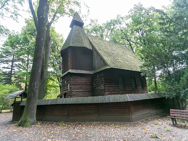 Remont drewnianego kościółka w parku Szczytnickim