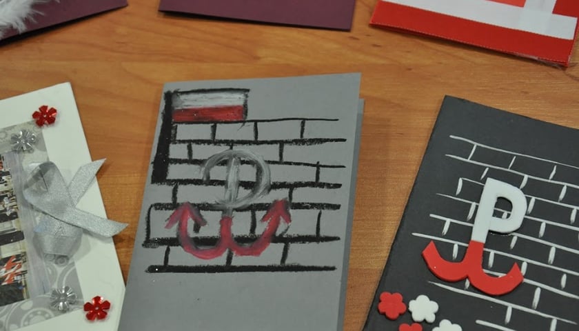 Dzieci w szpitalu robiły kartki dla powstańców