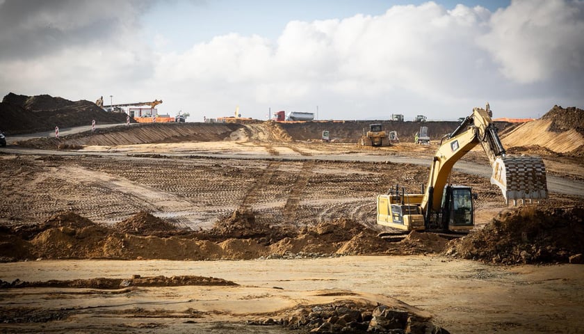Koparka na placu budowy. Budowa drogi S8 między Jordanowem Śląskim a Łagiewnikami.