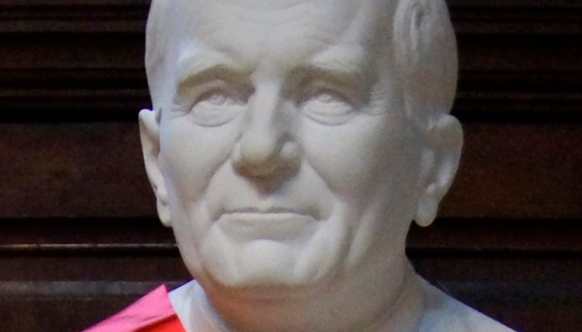 Prezydent Wrocławia odsłonił popiersie Jana Pawła II