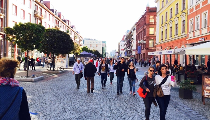 Świdnicka jak co dzień, a jednak odświętna [WIDEO]