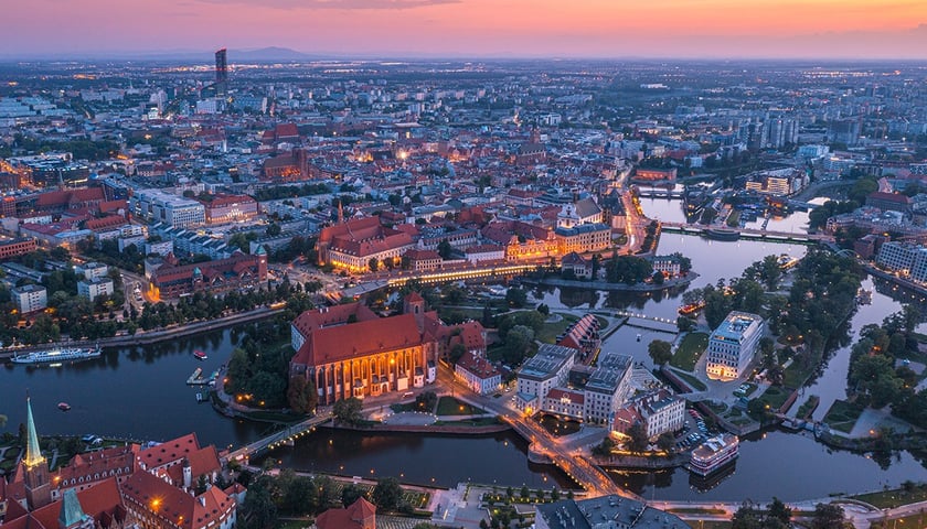 Wieczorna panorama Wrocławia z widokiem na wyspy i mosty